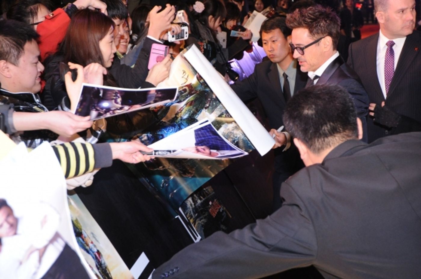 Photo Flash: Robert Downey Jr. Promotes IRON MAN 3 in China  Image