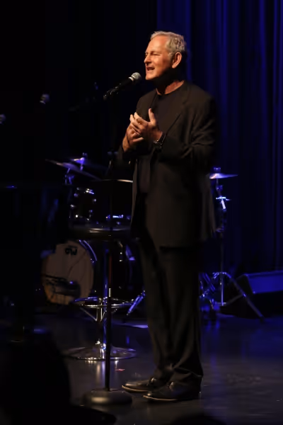 Victor Garber  Photo