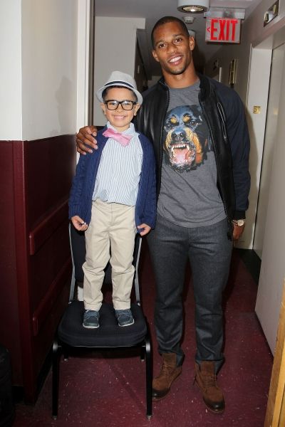 Performer Malik Naser and NY Giants wide receiver Victor Cruz Photo