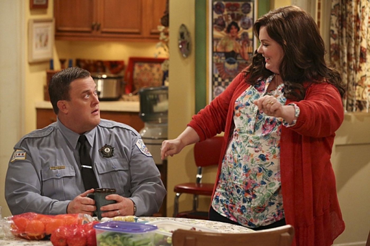 Photo Flash: MIKE & MOLLY's 'Molly's Out of Town,' Airing 5/6  Image