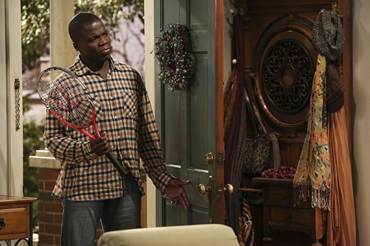 Photo Flash: MIKE & MOLLY's 'Molly's Out of Town,' Airing 5/6  Image