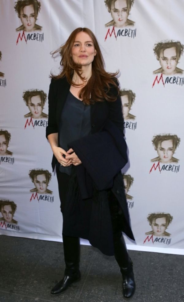 Saffron Burrows Photo