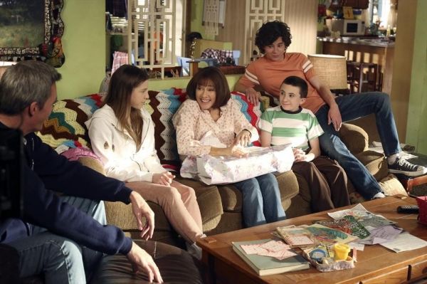 Neil Flynn, Eden Sher, Patricia Heaton, Atticus Shaffer, Charlie McDermott Photo