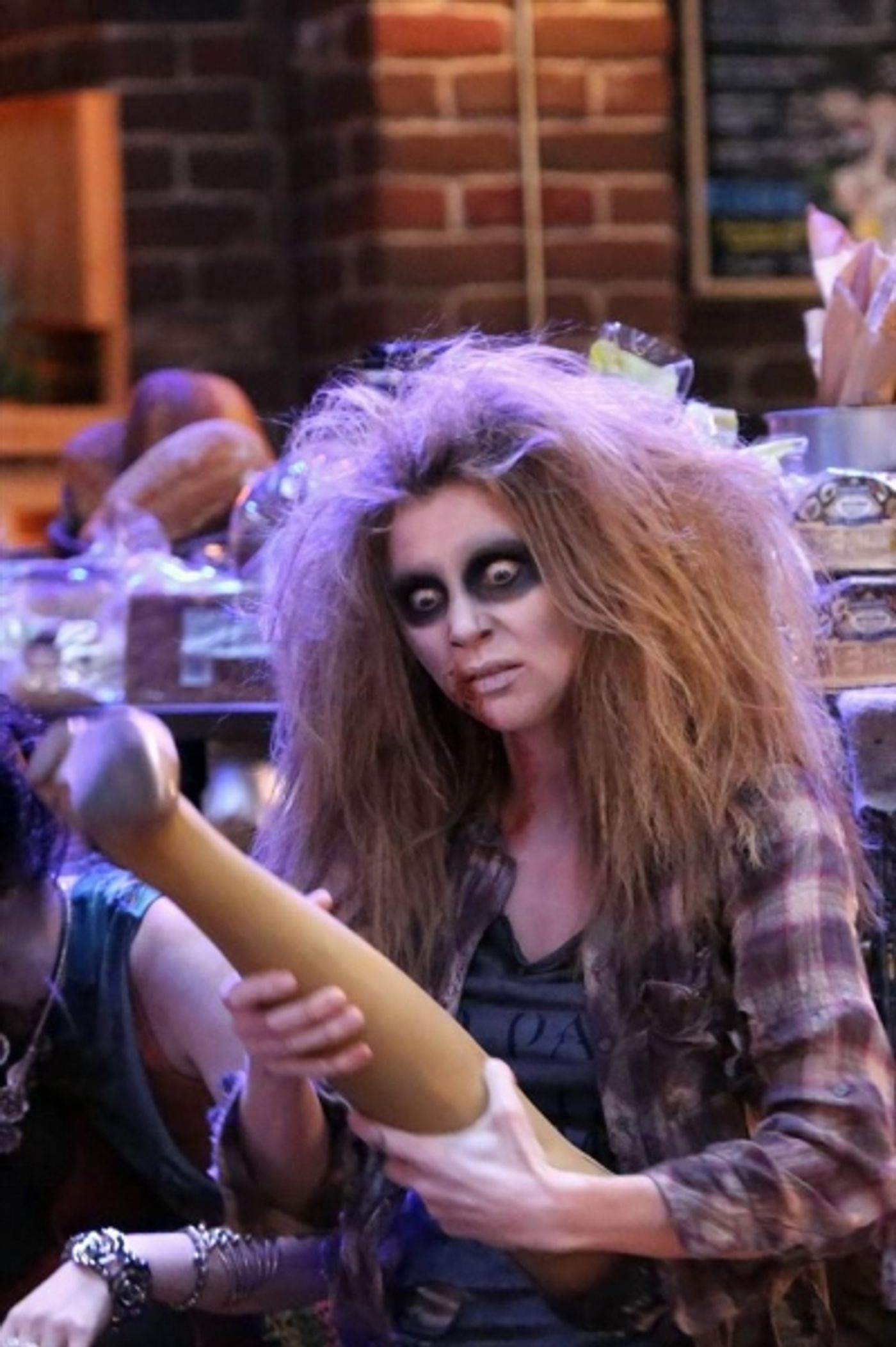 Photo Flash: HOW TO LIVE WITH YOUR PARENTS' Episode 'How To Stand On Your Own Two Feet,' 5/15  Image