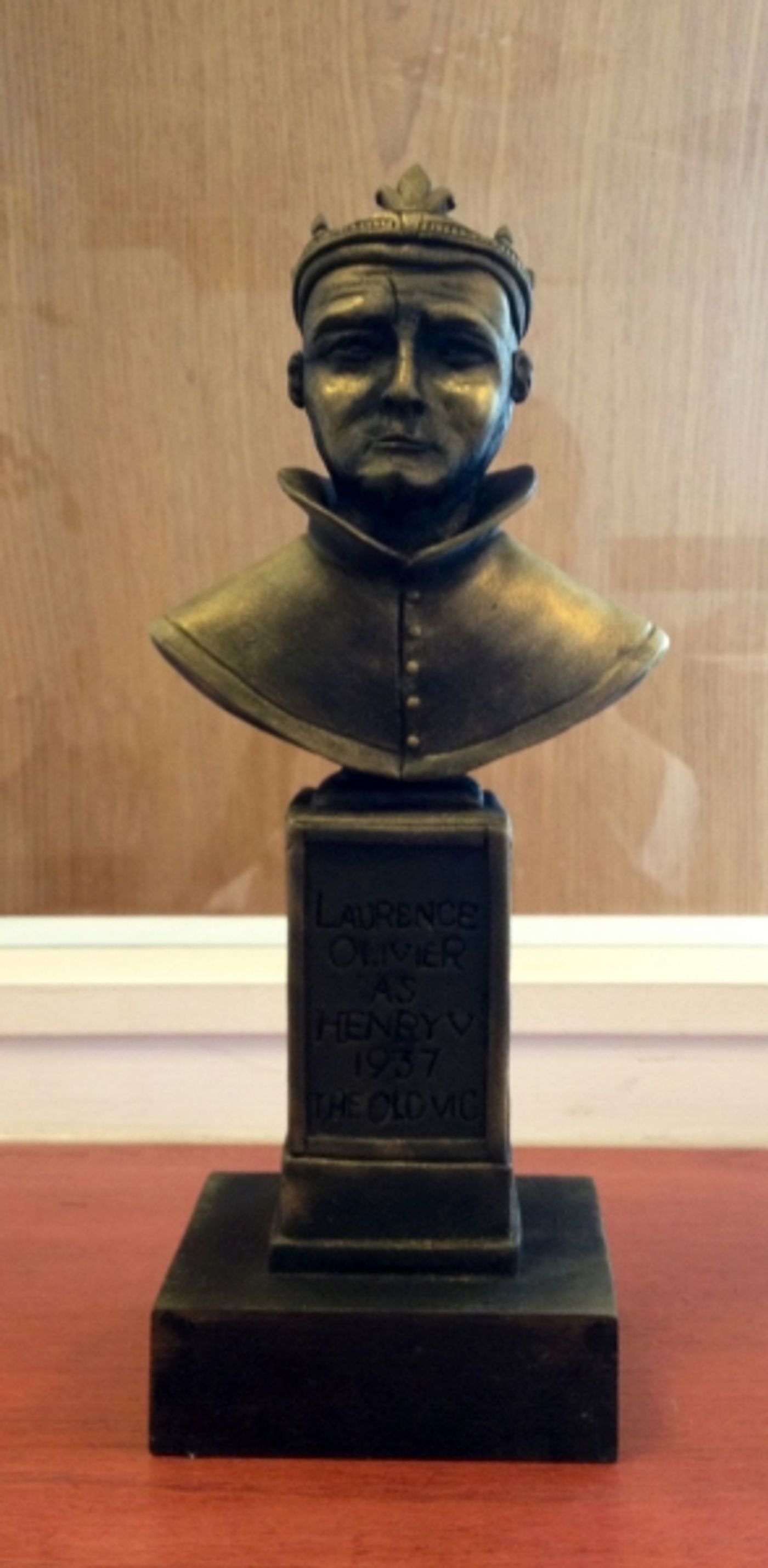 Photo Flash: Oliviers Presenter Lee Evans Eats Marianne Elliott's Best Director Award Photo Flash: Oliviers Presenter Lee Evans Eats Marianne Elliott's Best Director Award Image