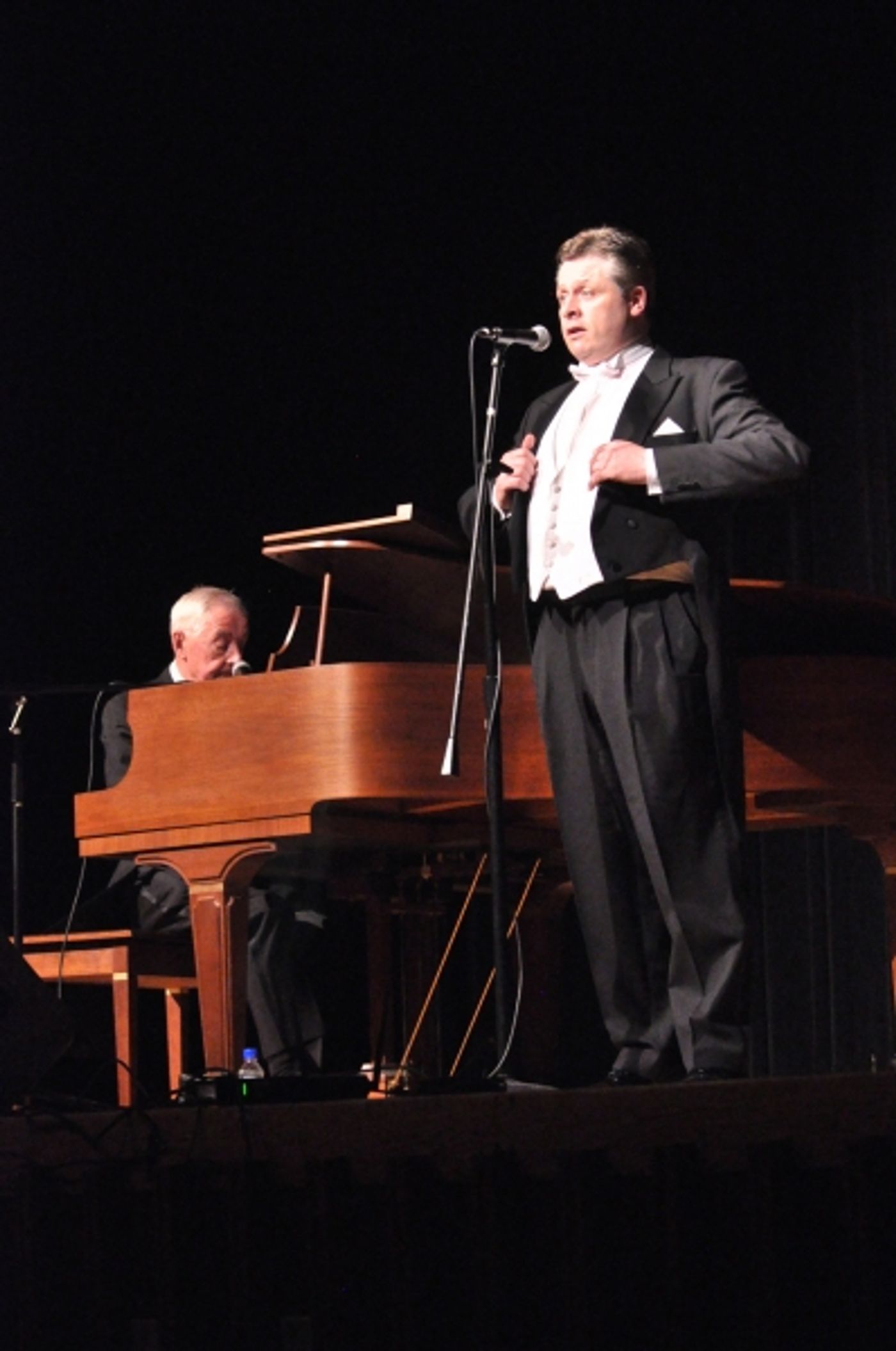 Photo Coverage: Tenor Anthony Kearns Plays Benefit Concert for OASIS  Image