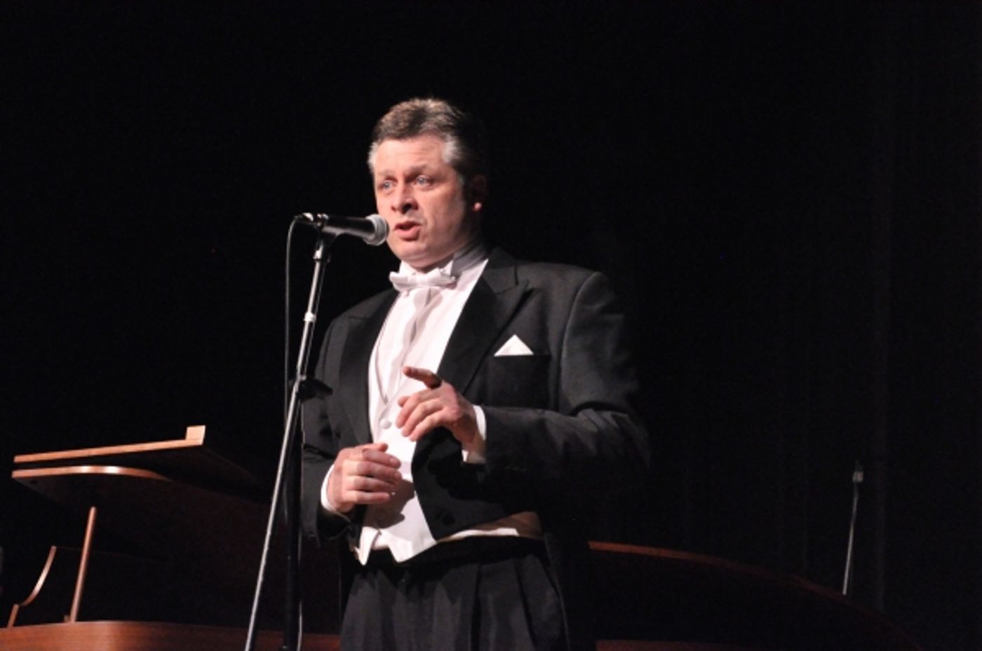Photo Coverage: Tenor Anthony Kearns Plays Benefit Concert for OASIS  Image