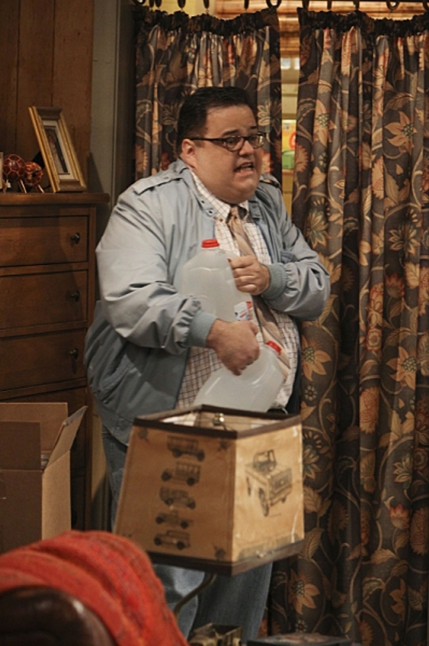 Photo Flash: First Look - MIKE & MOLLY's Third Season Finale, Airing 5/20  Image