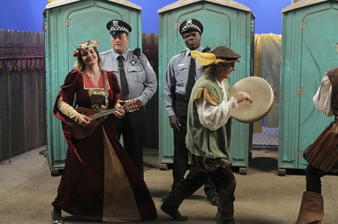 Photo Flash: First Look - MIKE & MOLLY's Third Season Finale, Airing 5/20  Image