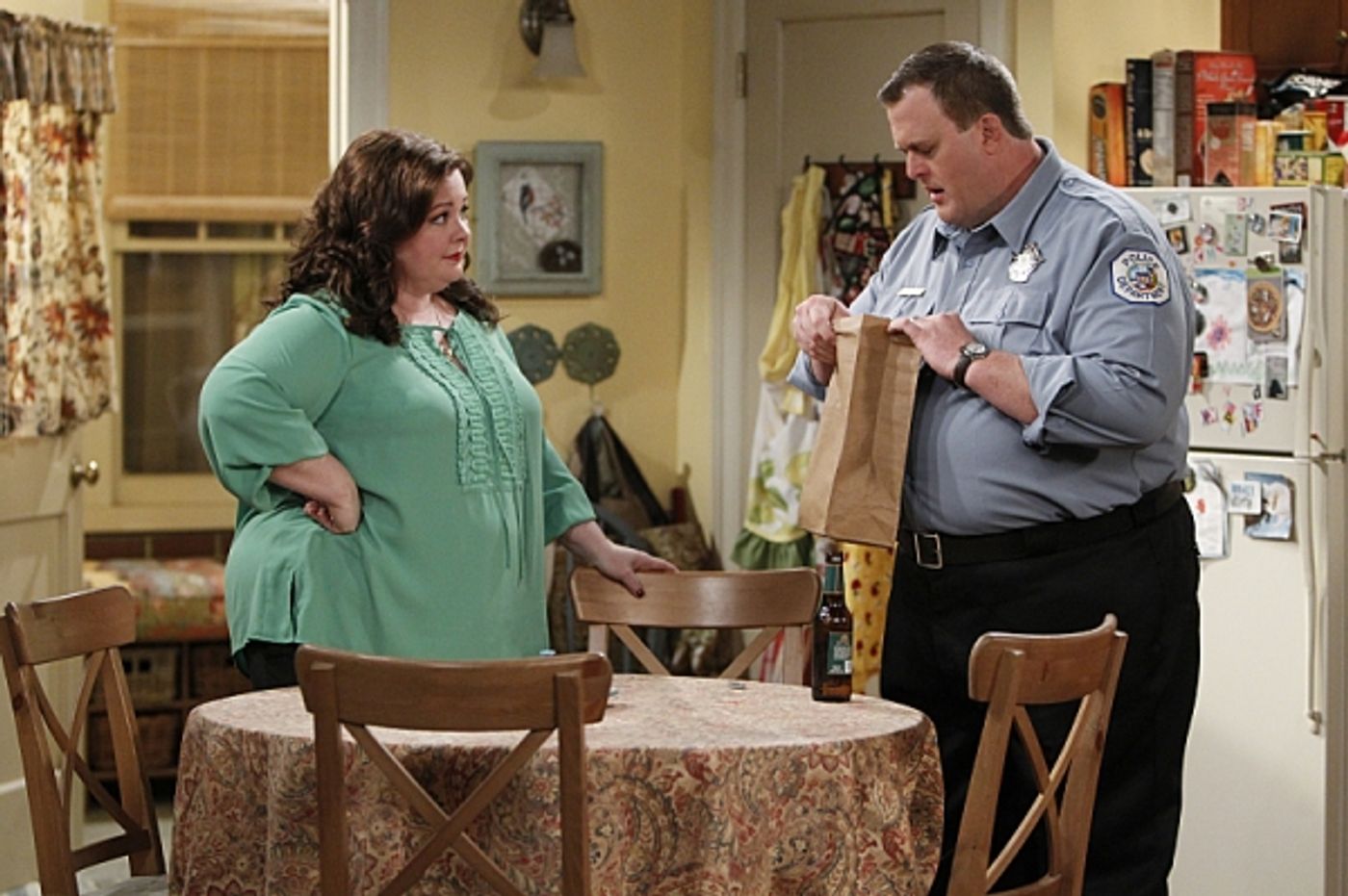Photo Flash: First Look - MIKE & MOLLY's Third Season Finale, Airing 5/20  Image
