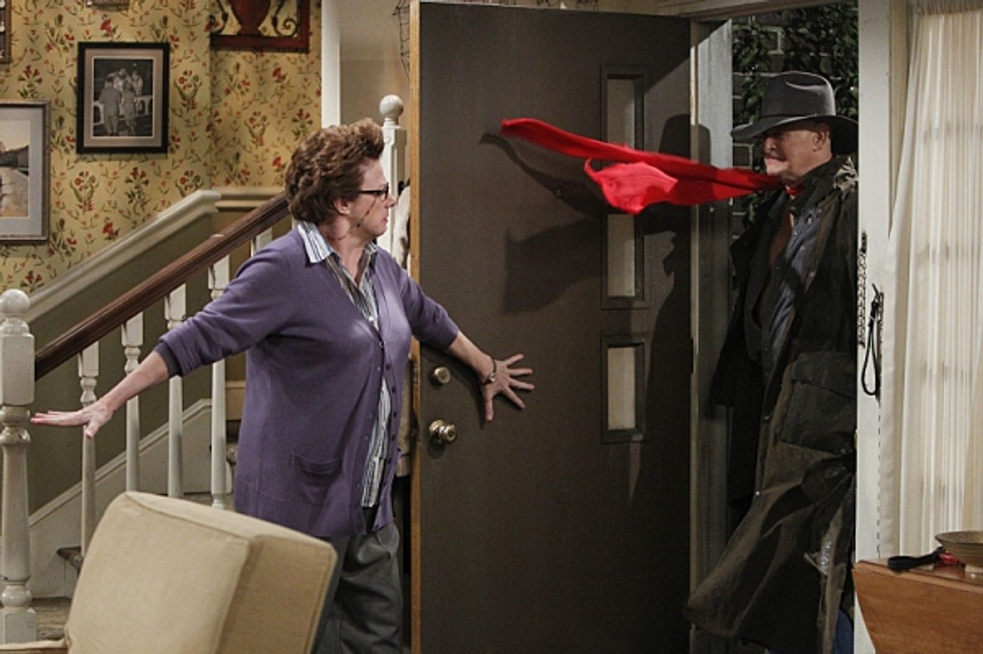 Photo Flash: First Look - MIKE & MOLLY's Third Season Finale, Airing 5/20  Image