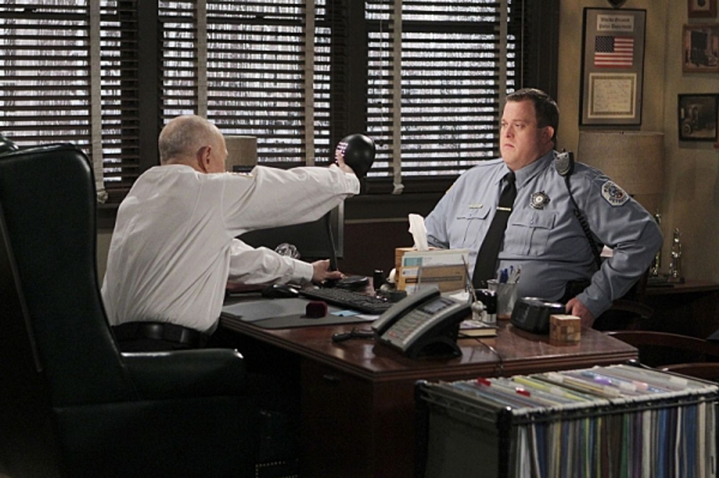 Photo Flash: First Look - MIKE & MOLLY's Third Season Finale, Airing 5/20  Image