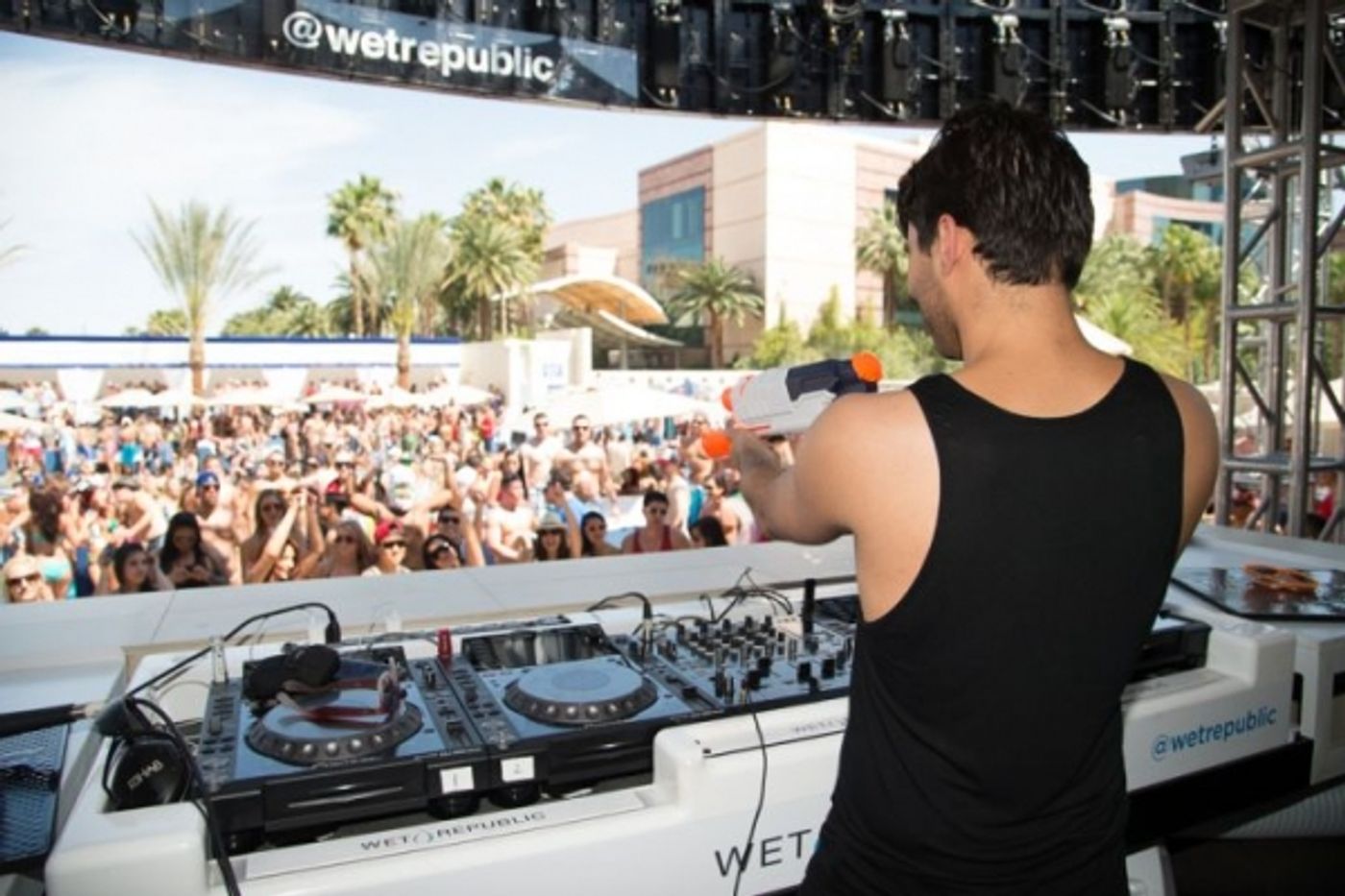 Photo Flash: DJ Tiesto Launches 'Club Life' Residency at Las Vegas' WET REPUBLIC Photo Flash: DJ Tiesto Launches 'Club Life' Residency at Las Vegas' WET REPUBLIC Image