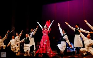 (Center) Christine Toy Johnson @ BroadwayWorld (Center) Christine Toy Johnson Photo