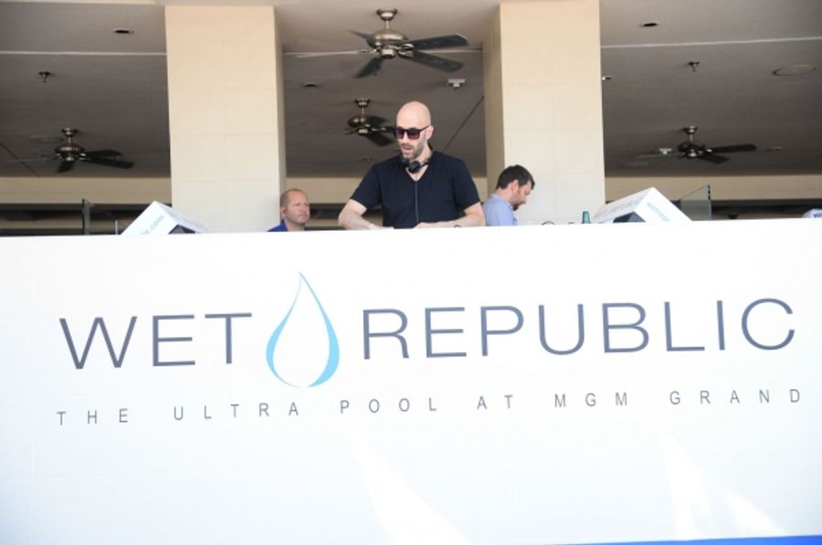 Photo Flash: Calvin Harris and TJR Take Over Wet Republic in Las Vegas Image