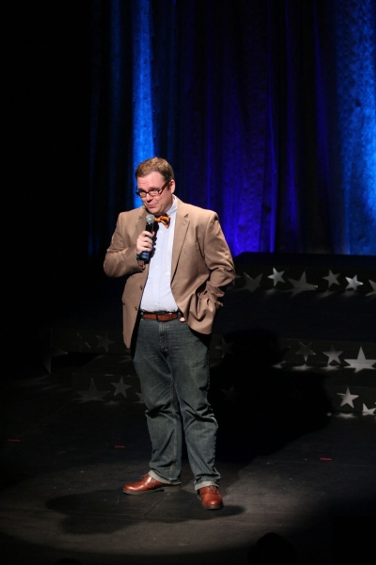 Justin Barnette makes the audience laugh and ends with the hilarious ''Bigger is Better'' at 