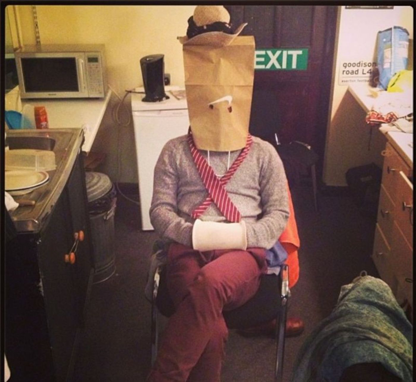 Photo Flash: Saturday Intermission Pics, May 25 - Cast of KINKY BOOTS Braves the Rain, Holland Taylor, & More!  Image