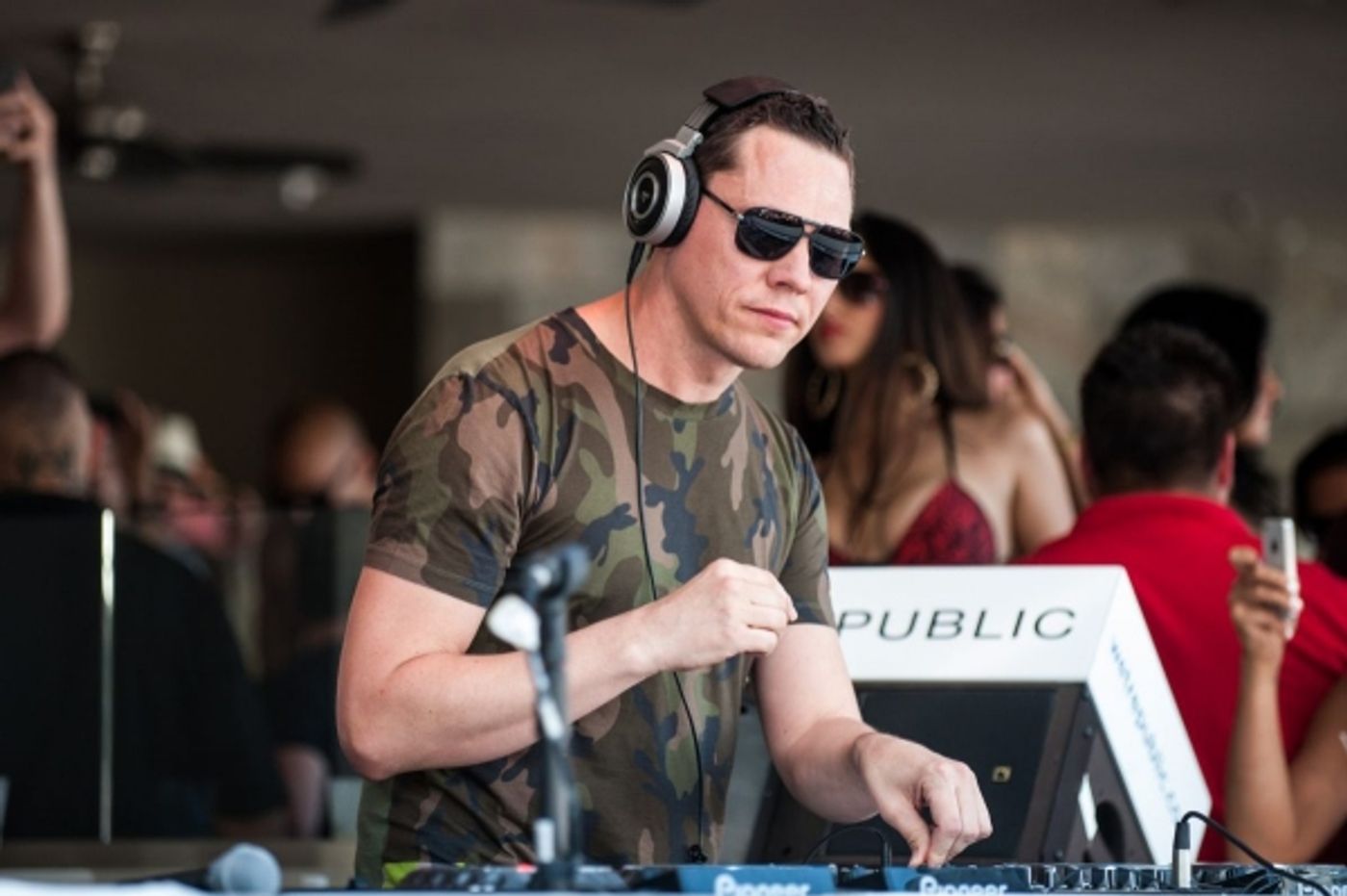 Photo Flash: Calvin Harris, deadmau5 and More Jam at WET REPUBLIC's Memorial Day Weekend Bash  Image