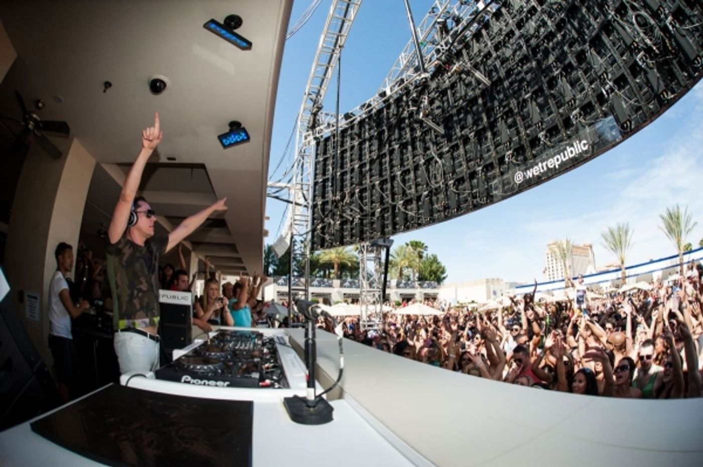 Photo Flash: Calvin Harris, deadmau5 and More Jam at WET REPUBLIC's Memorial Day Weekend Bash  Image