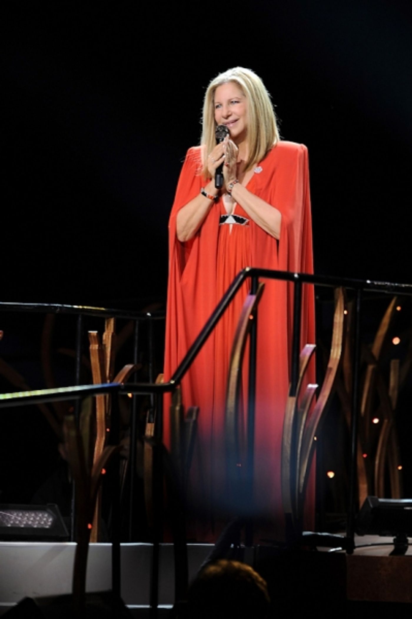 Photo & Video Special: Barbra Streisand (and Family) Wow in Sold Out O2 Concert for European Tour Debut  Image