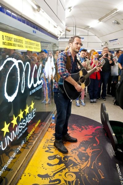 Photos: Cast of West End's ONCE Perform in the London Underground — photo 1 of 4