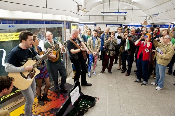 Photos: Cast of West End's ONCE Perform in the London Underground — photo 3 of 4