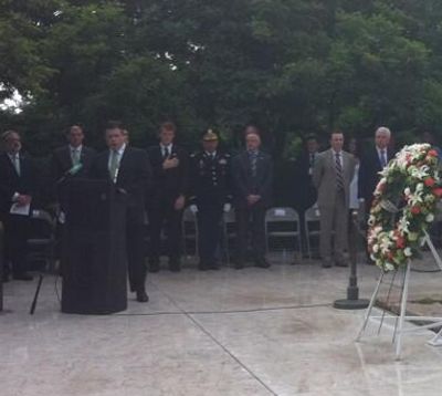 Anthony Kearns sings the U.S. National Anthem Photo