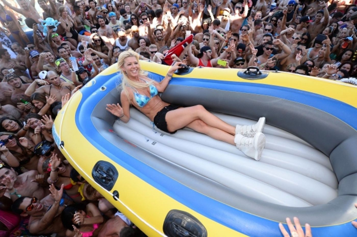 Photo Flash: Tara Reid Parties at WET REPUBLIC in Las Vegas  Image