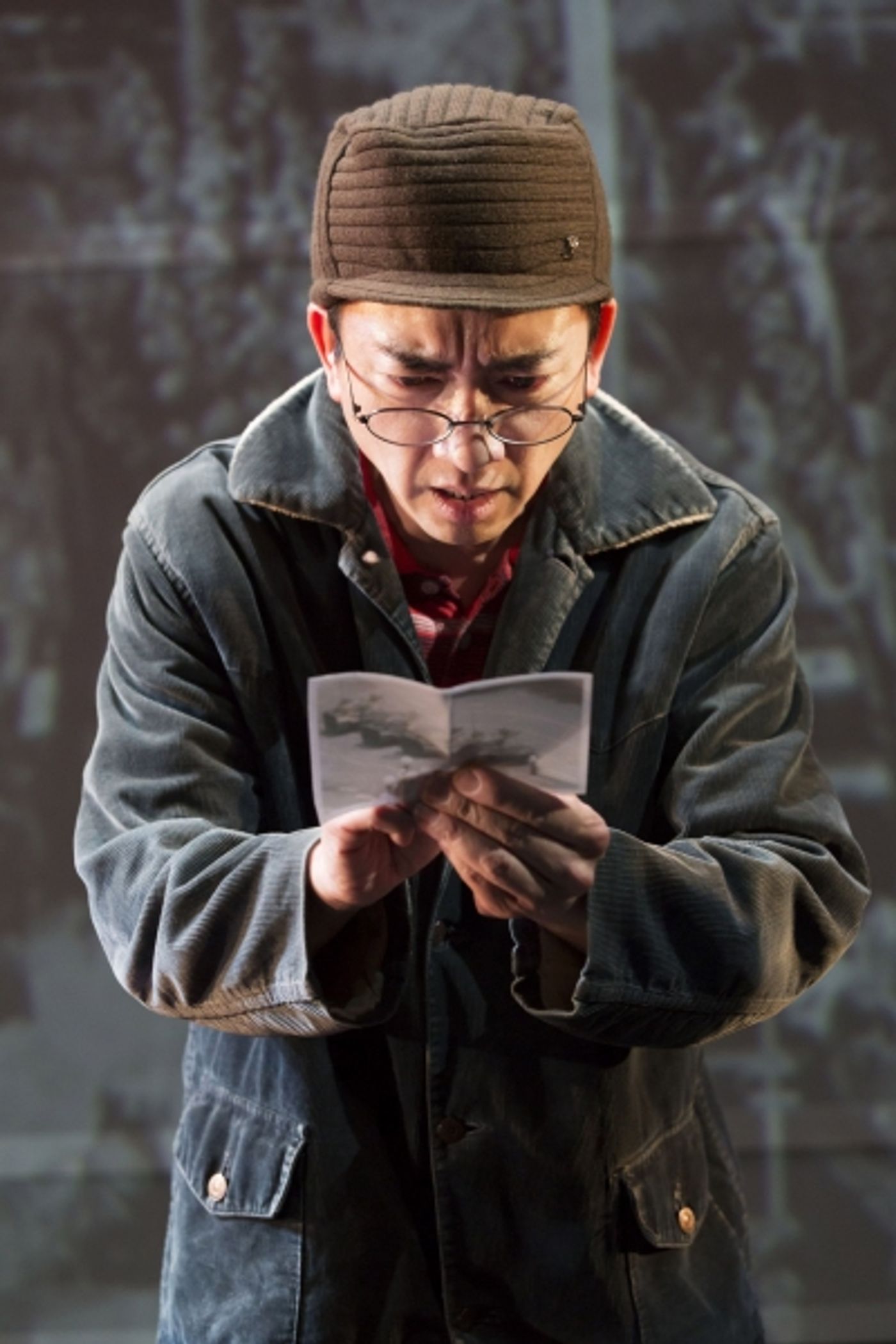 Photo Flash: First Look at Benedict Wong, Claudie Blakley and More in CHIMERICA  Image