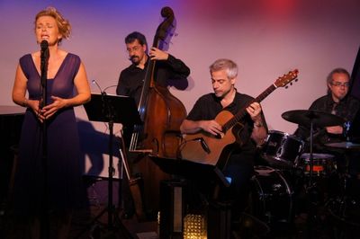 Ali Harper and the band Photo