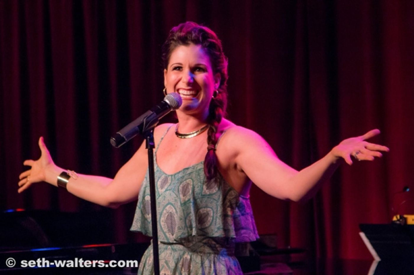 Photo Flash: Stephanie J. Block Performs at Birdland!  Image