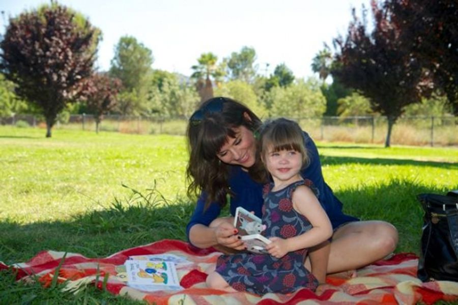 Photo Flash: Tiffani Thiessen and Daughter Reading Parragon's Little Learners Books Image