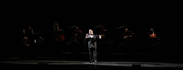 Gilberto Santa Rosa with ensemble cast Photo