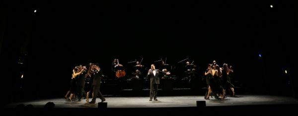 Gilberto Santa Rosa with ensemble cast  Photo