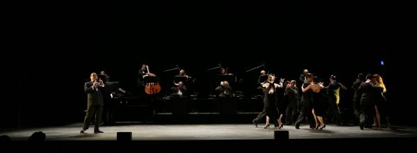  Gilberto Santa Rosa with ensemble cast  Photo