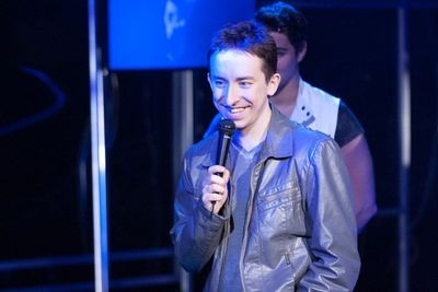 Former pop star Evan Peterson (James Gardiner) hosts the reality television show Idol Photo