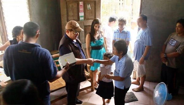 Puerto Princessa''s former Mayor Ed Hagedorn distributes Solar Lamps to the residents Photo