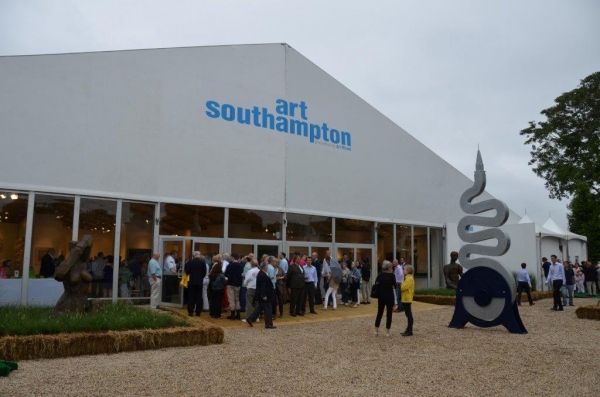 Photo Coverage: Thousands Attend Art Southampton VIP Preview — photo 1 of 29