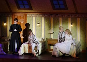 Mindy Smoot Robbins, Grant Westcott, Jennifer Evans and Lauren Allen
@ BroadwayWorld Mindy Smoot Robbins, Grant Westcott, Jennifer Evans and Lauren Allen
Photo