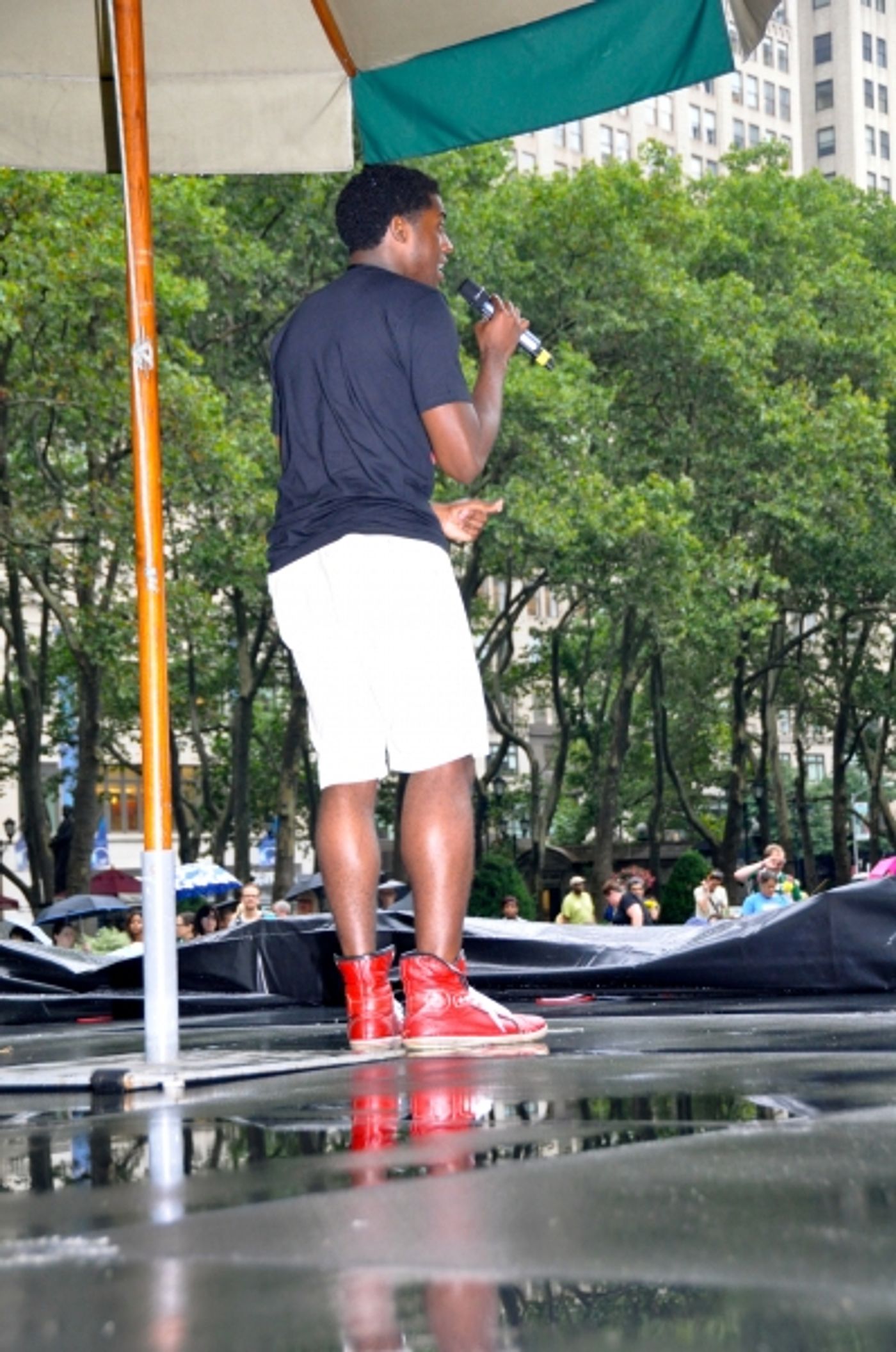 Photo Coverage: KINKY BOOTS, FIRST DATE, BIG FISH & More Visit BROADWAY IN BRYANT PARK! Image