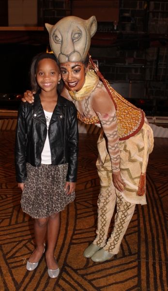 Photos: Quvenzhane Wallis Visits THE LION KING! — photo 3 of 6