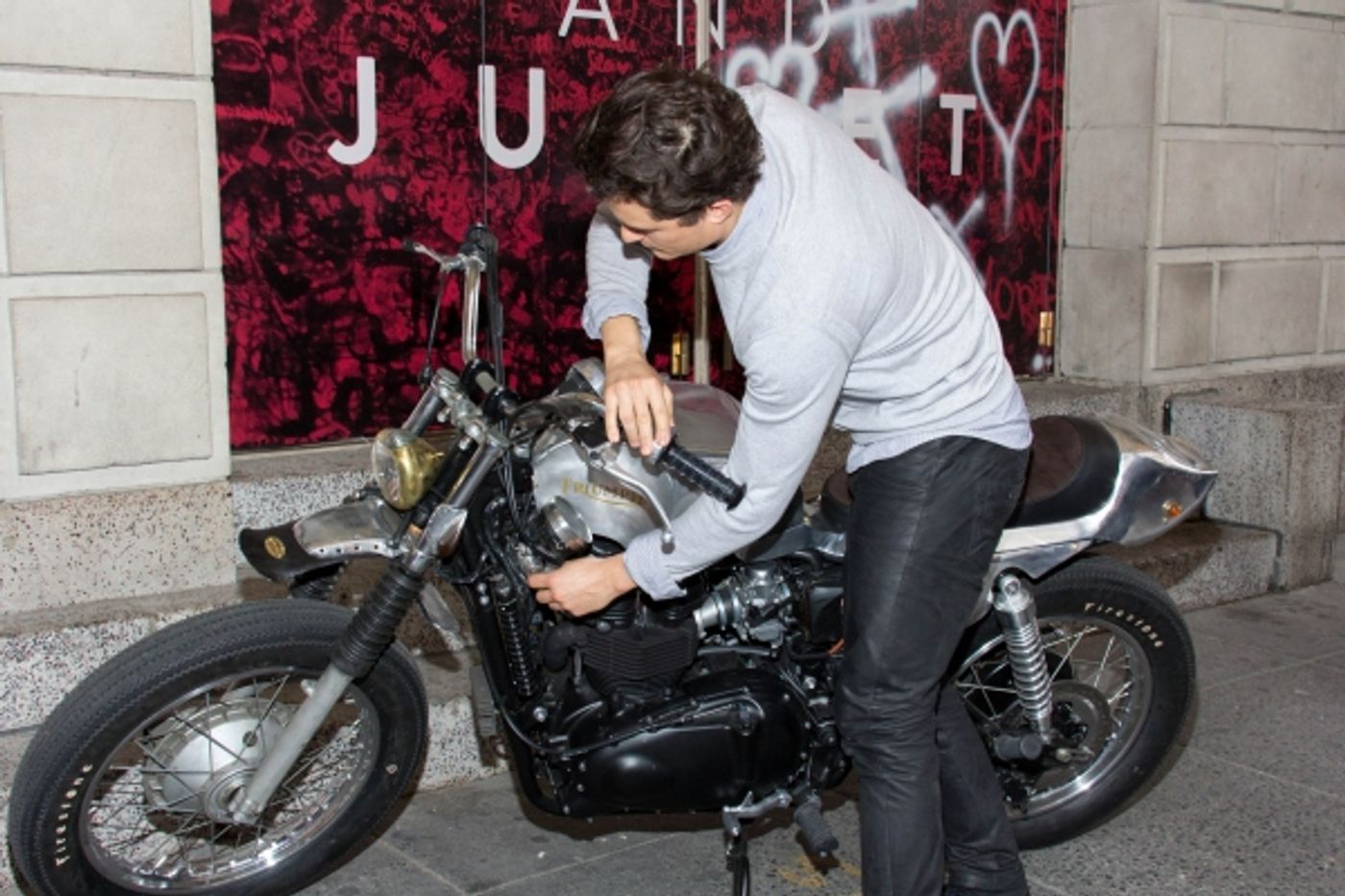 Photo Coverage: ROMEO AND JULIET's Orlando Bloom & Condola Rashad Sign Juliet's Wall at Richard Rodgers Theatre! Image