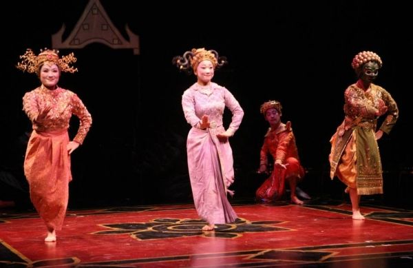 Azumi Milligan (Little Eva), Katie Boren (Topsy) and Carol Angeli (Uncle Thomas)  Photo
