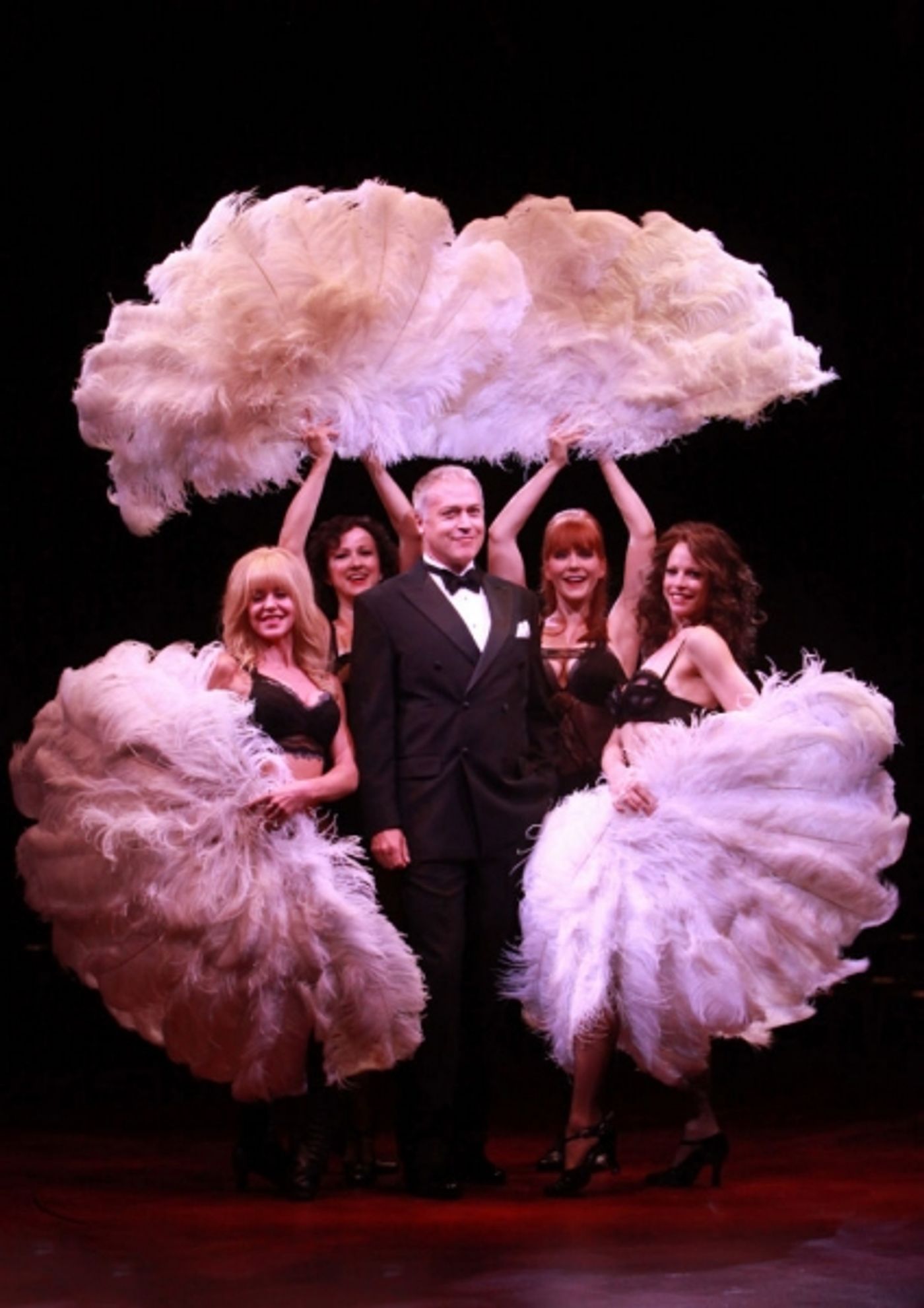 Photo Flash: First Look at Tom Hewitt, Brenda Braxton, Lindsay Roginski and More in CHICAGO at California Music Circus  Image