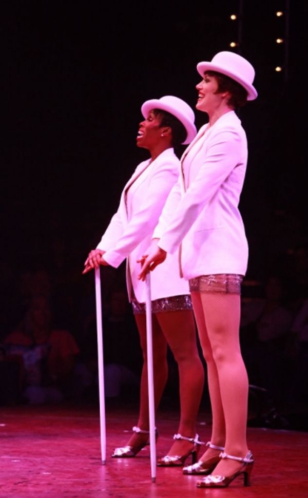 Brenda Braxton (Velma Kelly) and Lindsay Roginski (Roxie Hart) Photo