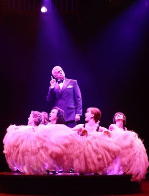 Tom Hewitt (Billy Flynn) and ensemble Photo