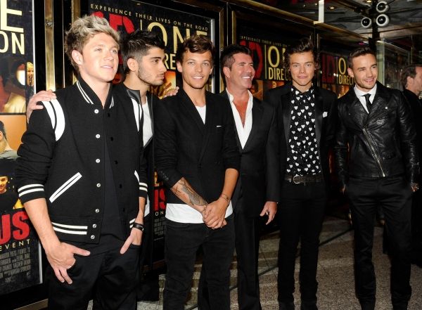 Niall Horan, Zayn Malik, Louis Tomlinson, Simon Cowell, Harry Styles and Liam Payne Photo