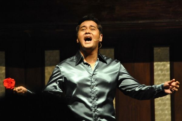 Photos: BOURNE LEGACY's John Arcilla Serenades Crowd with Broadway Songs — photo 1 of 5