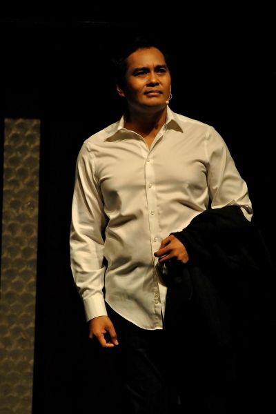 Photos: BOURNE LEGACY's John Arcilla Serenades Crowd with Broadway Songs — photo 3 of 5