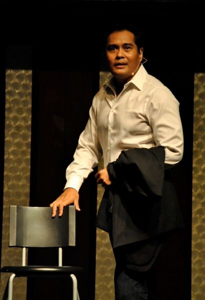 Photos: BOURNE LEGACY's John Arcilla Serenades Crowd with Broadway Songs — photo 4 of 5